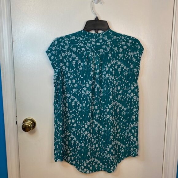 Fun 2 Fun Green lightweight floral top - Picture 7 of 7